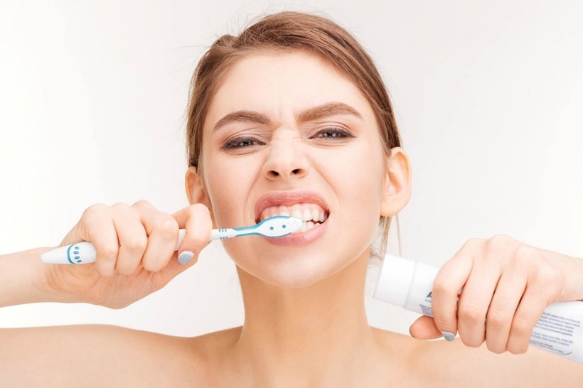 Sử dụng kem đánh răng chứa sodium fluoride giúp ngăn ngừa sâu răng, bảo vệ men răng khỏi acid và giữ cho răng chắc khỏe. Ảnh minh họa.