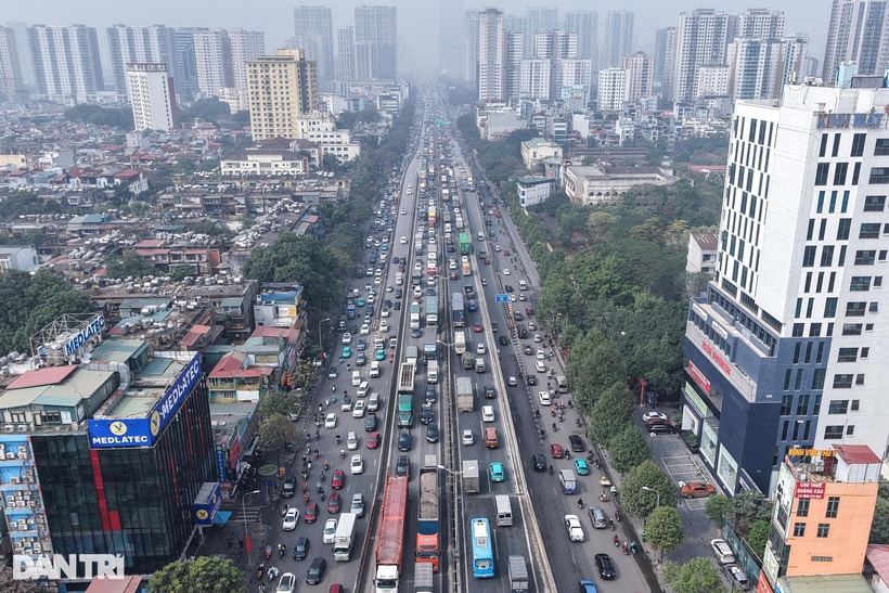 Chiều 24/1, sau khi kết thúc ngày làm việc cuối cùng của năm 2024, rất đông người dân, lao động tại Hà Nội hối hả trở về quê để bắt đầu kỳ nghỉ Tết Nguyên đán.