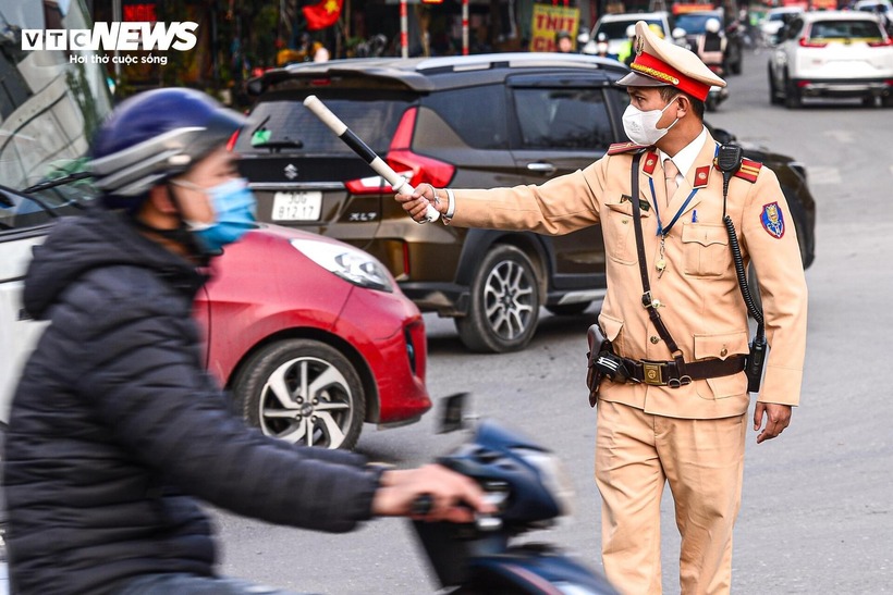 Lực lượng CSGT căng mình điều tiết giao thông trong buổi chiều ngày 24/1.