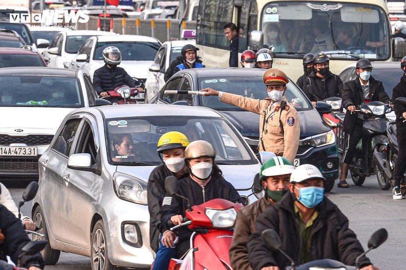 Hôm nay và ngày mai là cao điểm người dân về quê nên dự báo nhiều tuyến đường gặp tình trạng đông đúc, dễ xảy ra ùn tắc do lưu lượng giao thông lớn.