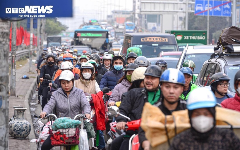 Theo ghi nhận trên VTC News, tại khu vực cửa ngõ phía Nam của Thủ đô, trên tuyến Quốc lộ 1 cũ, các phương tiện cá nhân và xe khách di chuyển theo hướng ra ngoại thành.
