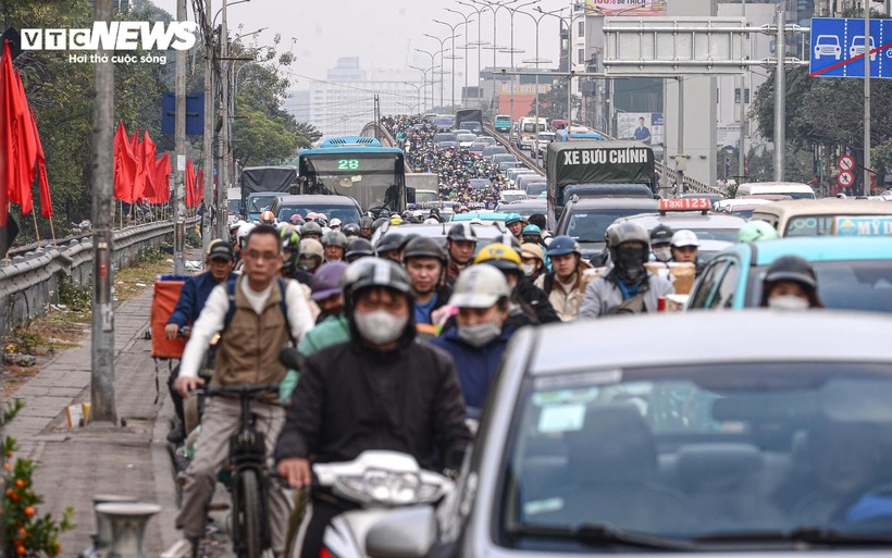 Hàng nghìn phương tiện chật vật nhích từng mét trên đường Giải Phóng chiều 24/1.