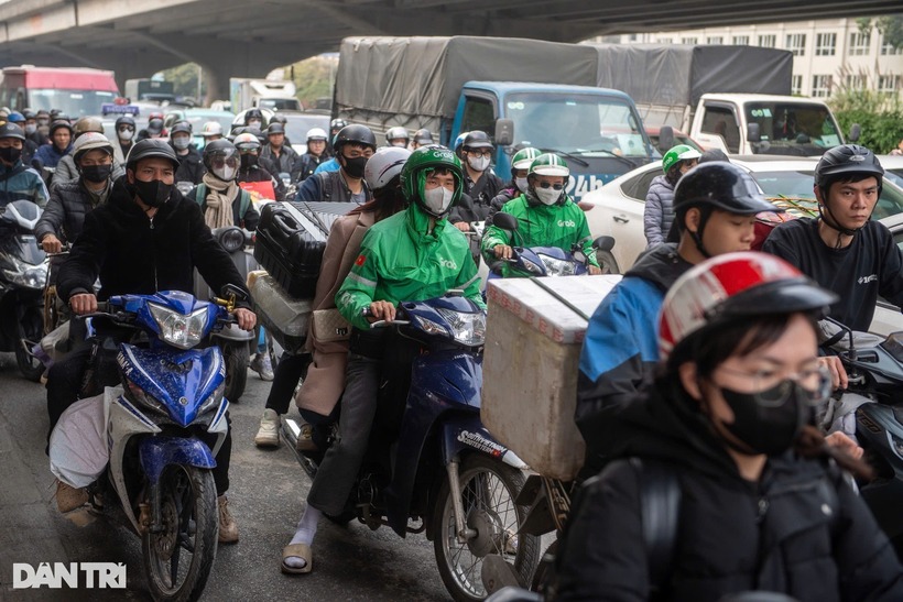 Nhiều xe máy bị ô tô bủa vây trên đường Nghiêm Xuân Yêm thời điểm 14h30 ngày 24/1.