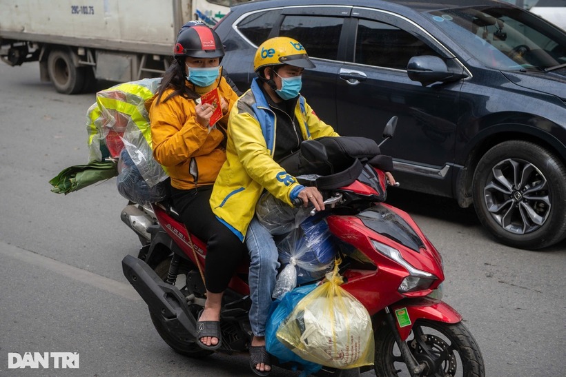 Do lượng người đổ dồn ra các tuyến đường, phố của cửa ngõ Thủ đô quá lớn khiến giao thông ùn tắc nghiêm trọng, đường Khuất Duy Tiến "chật ních" phương tiện.