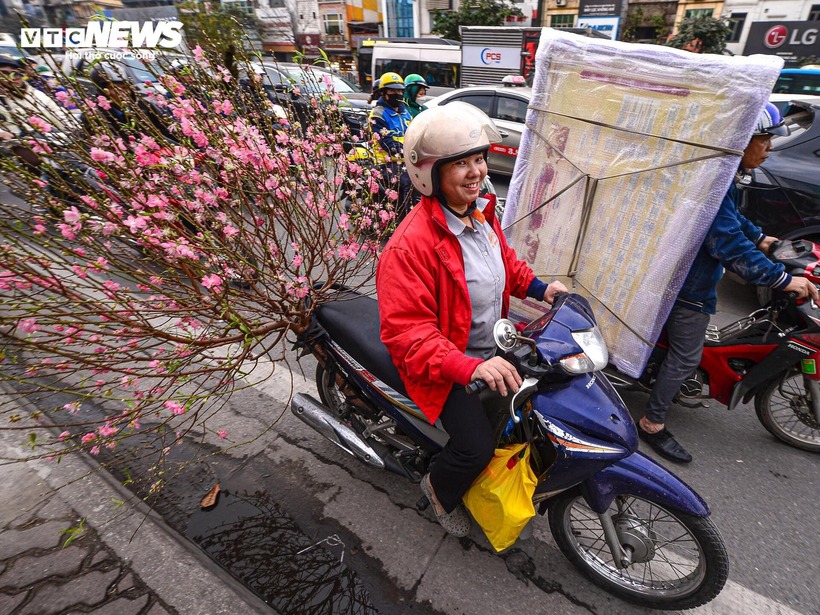 Tết Nguyên đán Ất Tỵ năm nay kéo dài 9 ngày, từ 25/1 (tức ngày 26 tháng Chạp năm Giáp Thìn) đến hết ngày 2/2 (tức ngày mùng 5 tháng Giêng năm Ất Tỵ), nên trong buổi chiều làm việc cuối cùng của năm, nhiều người dân háo hức về quê sớm, đi chơi, mua sắm...
