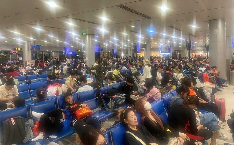Sân bay Tân Sơn Nhất ngày 25 Tết đông nghẹt, người dân xếp hàng dài đợi làm thủ tục - 1