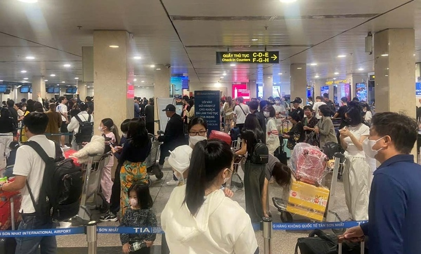Ngày 25 tháng Chạp, rất đông người dân đến sân bay Tân Sơn Nhất để về quê ăn Tết. Ảnh: Lao Động
