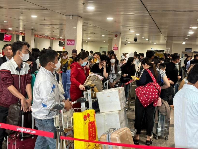 Người dân xếp hàng chờ đến lượt làm thủ tục. Ảnh: Thanh Niên