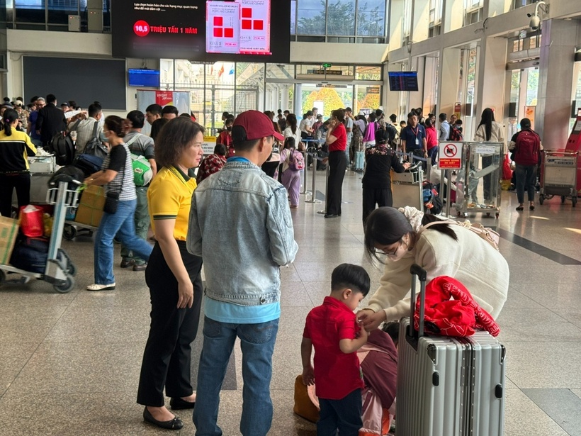 Lịch bay và lượng khách thông qua Cảng Hàng không Quốc tế Tân Sơn Nhất ngày 24/1 tăng rất cao. Ảnh: Thanh Niên