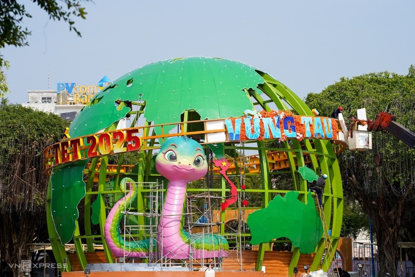 Đại cảnh Hội Hoa Xuân tại TP. Vũng Tàu, tỉnh Bà Rịa – Vũng Tàu, đặt tại công viên đối diện Bãi Trước, đang trong giai đoạn hoàn thiện vào ngày 21/1. Hội Hoa Xuân năm nay mang thông điệp bảo vệ môi trường, thể hiện qua đại cảnh với hình ảnh đất nước Việt Nam trên bản đồ thế giới, cùng linh vật rắn bảy màu được cách điệu độc đáo, đặt trong không gian mô phỏng một khu rừng xanh tươi mát.