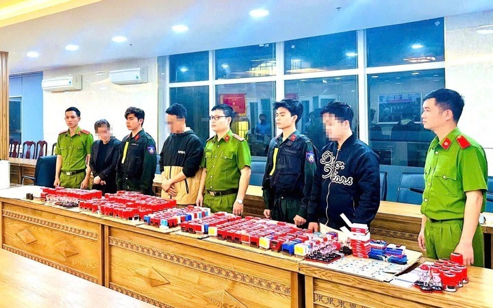 Nhóm đối tượng trong đường dây rửa tiền bị bắt giữ. Ảnh: VTC News