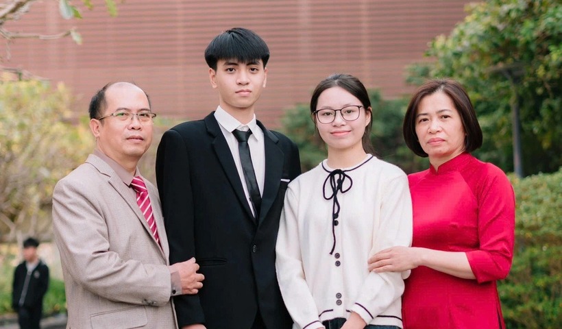 Nam sinh chụp ảnh cùng bố mẹ và em họ. Ảnh: Tuổi Trẻ Online