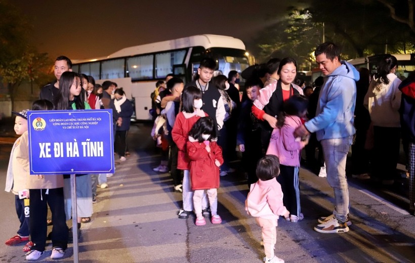 Các công nhân cùng gia đình có mặt tại Khu công nghiệp Thăng Long từ sáng sớm để chuẩn bị lên các chuyến xe công đoàn miễn phí về quê. Ảnh: Báo Tin Tức