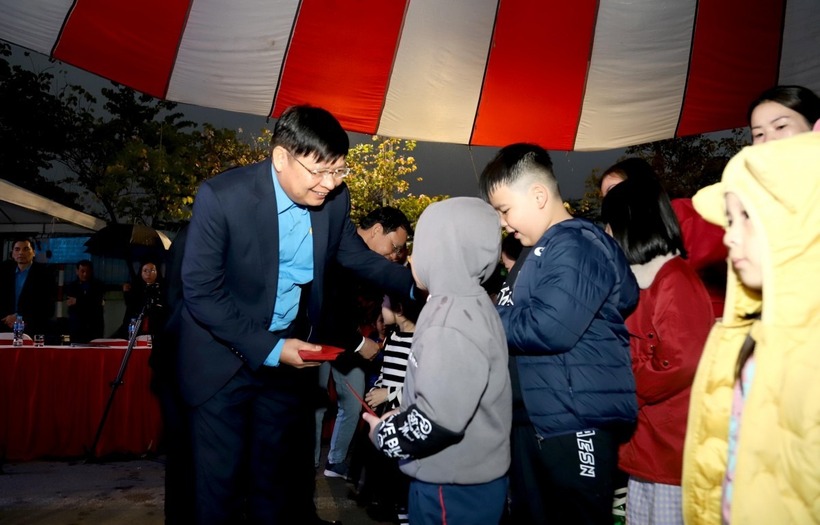 Lãnh đạo Tổng Liên đoàn Lao động Việt Nam và Liên đoàn Lao động Hà Nội lì xì cho con của các công nhân, người lao động. Ảnh: Báo Tin Tức