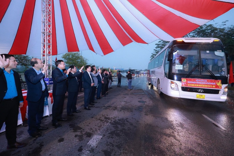 Đại diện tổ chức công đoàn vẫy tay chào các công nhân về quê ăn Tết. Ảnh: Tuổi Trẻ Online