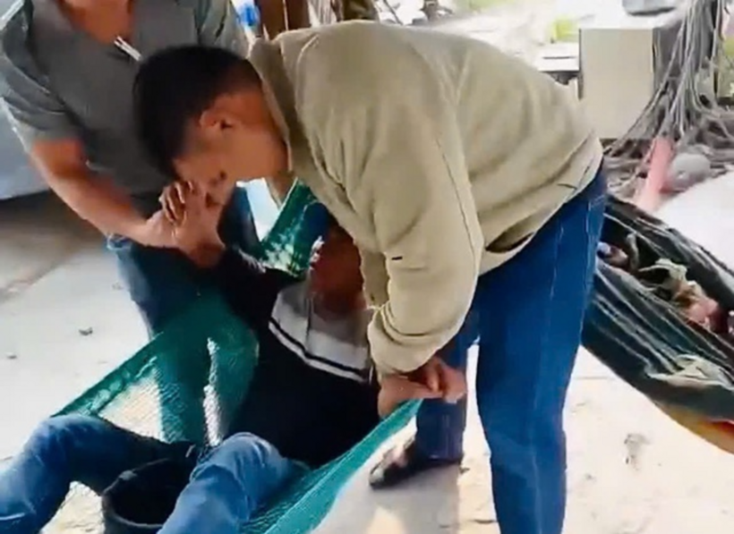 Nguyễn Văn Chiều (đang nằm võng) thời điểm bị bắt giữ. Ảnh: Người Lao Động