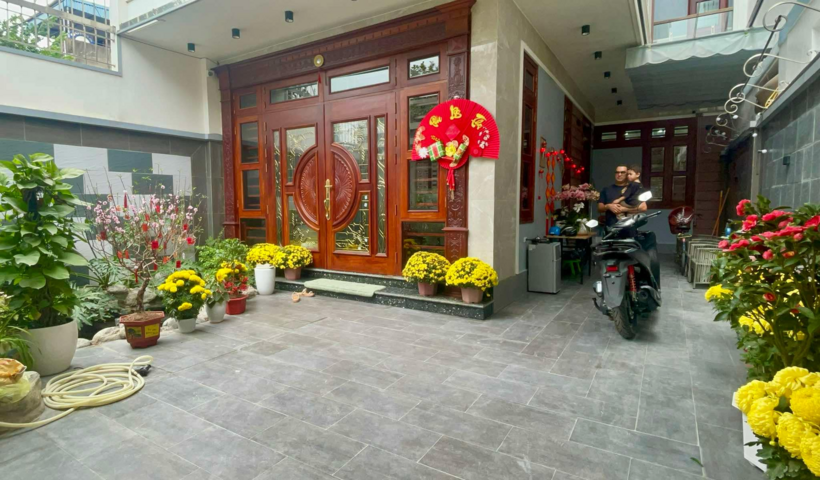 Trước đó, vợ cầu thủ Nguyễn Xuân Son đã về trước dọn dẹp và trang trí tổ ấm ở Nam Định.
