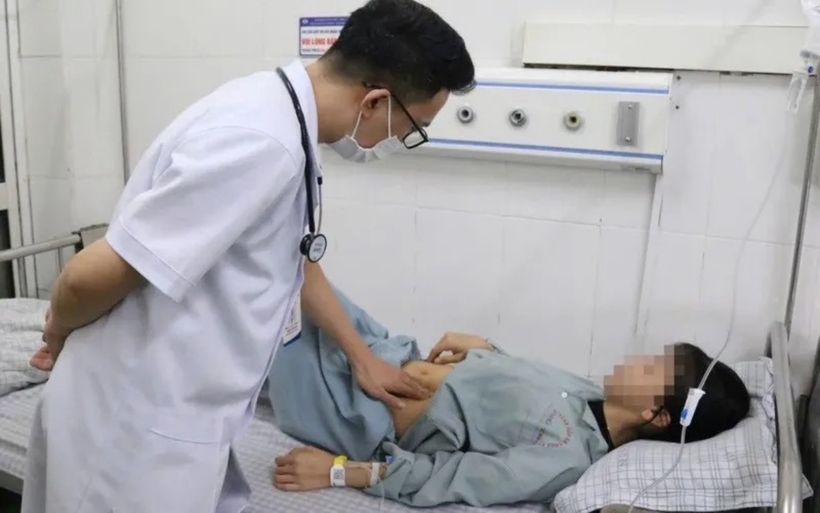 Bác sĩ thăm khám cho bệnh nhân bị suy gan do ngộ độc thuốc nam. Ảnh: Thời báo VTV