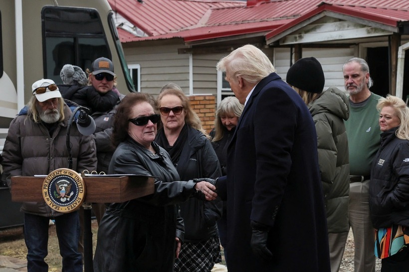 Tổng thống Mỹ Donald Trump nói chuyện với những người bị ảnh hưởng bởi cơn bão Helene&nbsp; ngày 24/1. Ảnh: Reuters.
