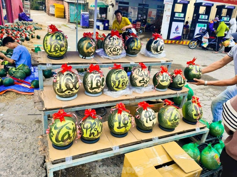 Những trái dưa hấu to tròn trở nên hấp dẫn hơn qua bàn tay điêu khắc của các nghệ nhân.&nbsp; Chia sẻ trên báo Dân Trí, chị Ngọc Mai, chủ một hàng dưa hấu khắc chữ trên phố Nguyễn Văn Cừ (quận Long Biên, Hà Nội) cho biết, dưa hấu có giá 25.000 đồng/kg. Khách hàng có thể chọn mẫu dưa đã khắc sẵn hoặc chọn quả dưa mới rồi nghệ nhân mới bắt đầu khắc. Mỗi quả dưa hấu nặng từ 3kg đến 8kg.