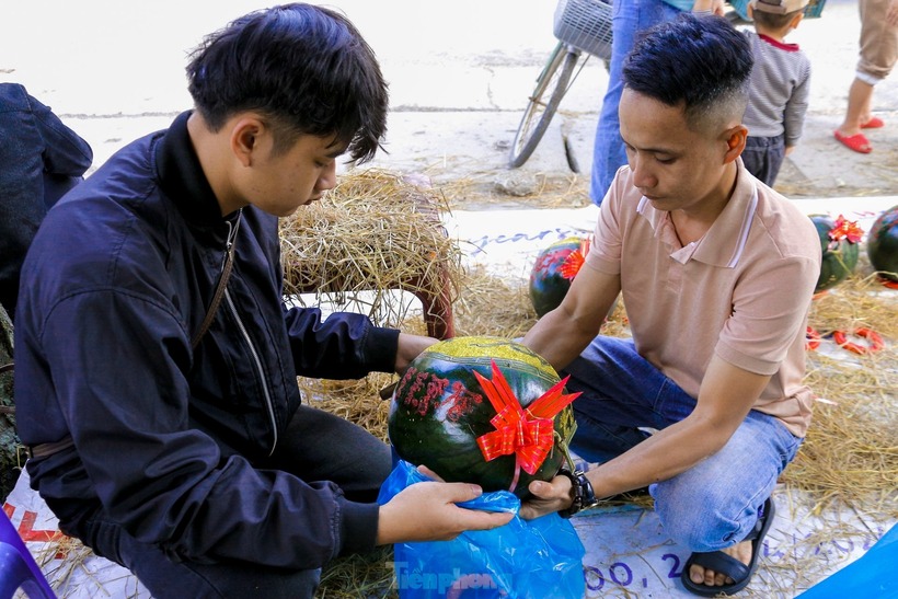 Dưa hấu khắc chữ cũng được chọn làm món quà biếu Tết.