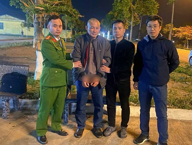 Đối tượng Vũ Hữu Thuyên (thứ 2 từ trái qua phải). Ảnh: Lao Động