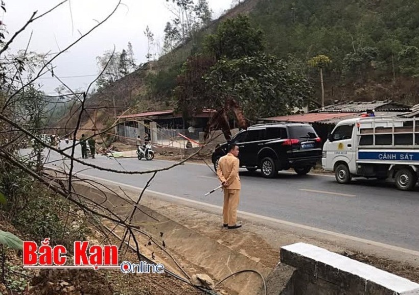 Cơ quan chức năng có mặt tại hiện trường vụ án mạng. Ảnh: Báo Bắc Kạn