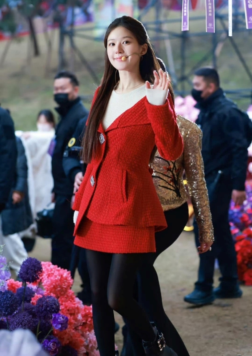 Triệu Lộ Tư lần đầu trở lại hoạt động sau thời gian nhập viện điều trị bệnh. Ảnh: Weibo