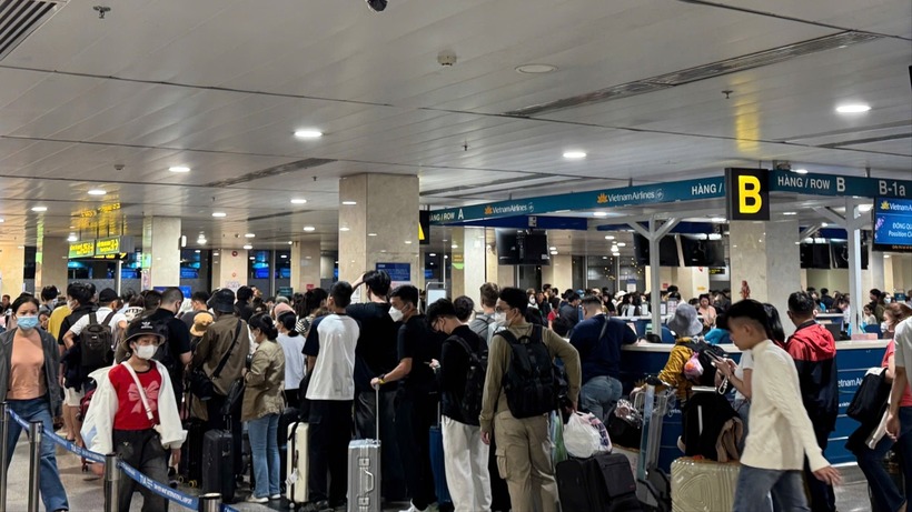 Sân bay Tân Sơn Nhất đông đúc, nhộn nhịp hành khách rời TP.HCM về quê ăn Tết Nguyên đán 2025. Ảnh: PLO