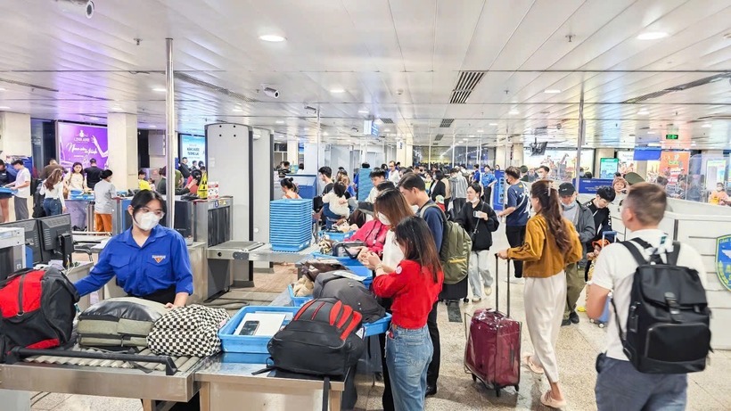 Nhiều ngày nay, sân bay Tân Sơn Nhất đang bước vào giai đoạn cao điểm. Ảnh: PLO