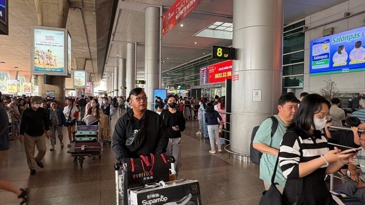 Đại diện Cảng hàng không Quốc tế Tân Sơn Nhất cho biết, tổng số khách dự kiến trong ngày 25/1 (26 Tết) vào khoảng 145.000 người. Ảnh: Tiền Phong