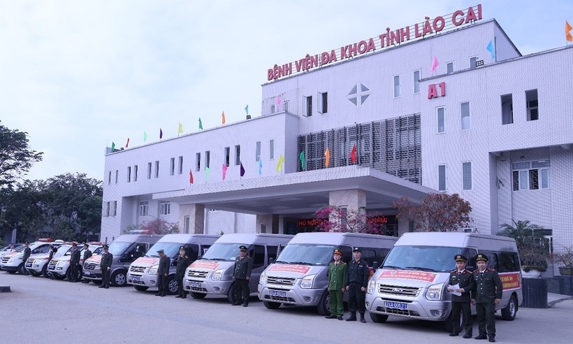 Các chuyến xe sẵn sàng lên đường đưa người bệnh về quê đón Tết.