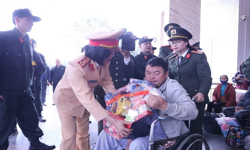 Trao quà Tết cho bệnh nhân trước giờ khởi hành.