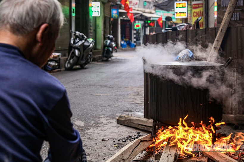 Từ bao đời nay, việc tự gói bánh, trông nom bếp lửa, rồi dâng những chiếc bánh chưng thơm ngon lên bàn thờ tổ tiên đã trở thành một phần không thể thiếu trong đời sống văn hóa tâm linh của người Việt, thể hiện lòng thành kính và biết ơn.