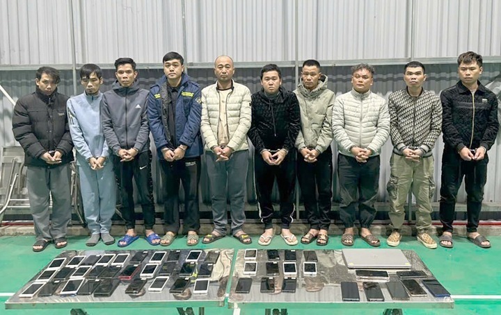 10 nghi phạm cùng tang vật được công an thu giữ. Ảnh: VTC News