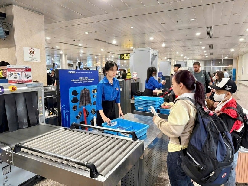 Đoàn viên, thanh niên được tăng cường hỗ trợ hành khách dịp Tết ở Sân bay Tân Sơn Nhất. Ảnh: Công lý