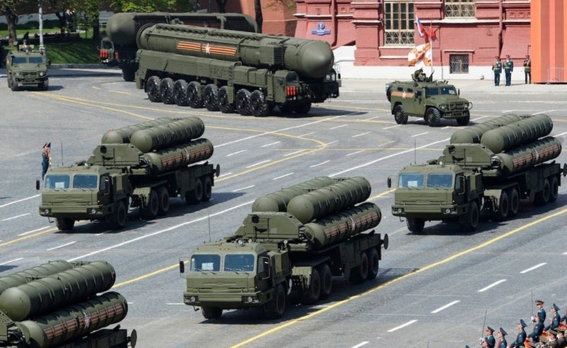 Hệ thống S-400 duyệt binh ở Nga. Ảnh: Reuters