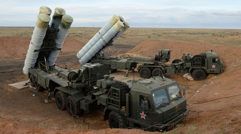 Hệ thống S-400 Triumf có khả năng tác chiến trong mọi điều kiện địa hình, thời tiết, trong môi trường có nhiễu cường độ mạnh và chế áp điện tử cao. Ảnh: Sputnik
