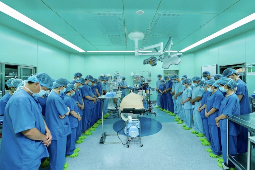 Đội ngũ y bác sĩ tri ân bệnh nhân hiến tạng. Ảnh: Dân Trí.