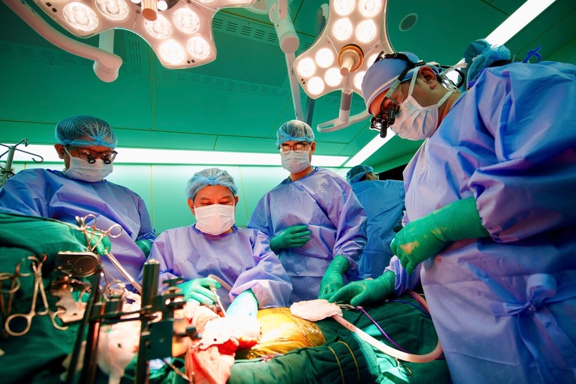 Hơn 200 y bác sĩ ở TP.HCM xuyên đêm "hồi sinh" 4 cuộc đời ngày cận Tết. Ảnh: Người Lao Động.