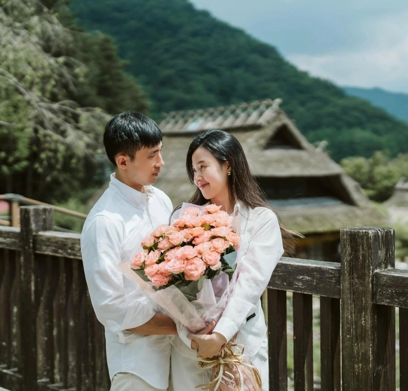 Khoảnh khắc ngọt ngào của vợ chồng Midu. Ảnh: Dân Trí