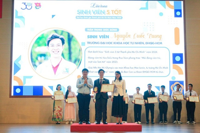 Cậu bạn nhận bằng khen danh hiệu Sinh viên 5 tốt tiêu biểu tại Liên hoan Sinh viên 5 tốt Đại học Quốc gia TP.HCM năm 2024. Ảnh: Mực tím