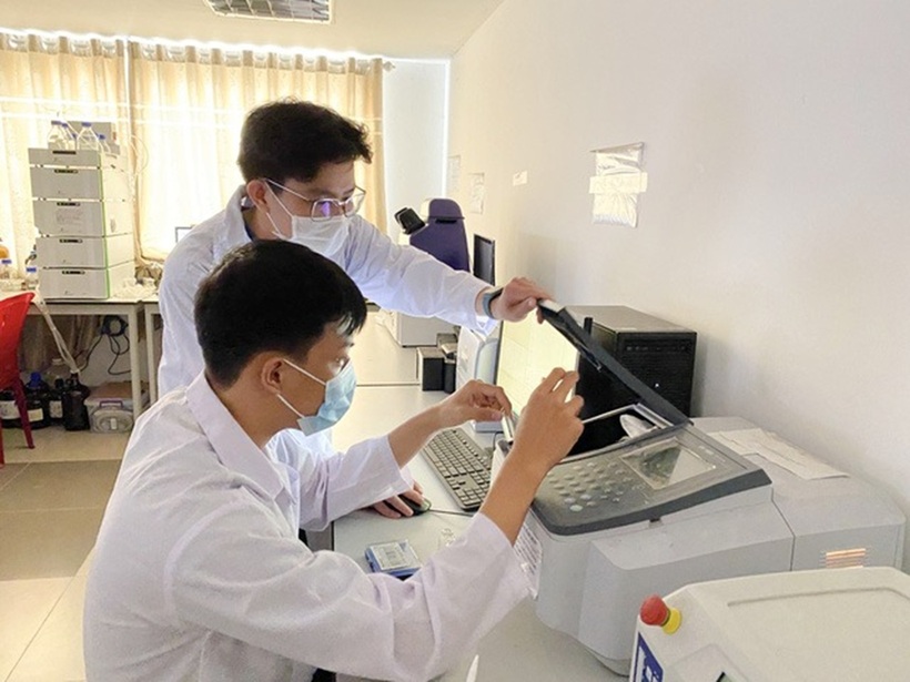 Quốc Trung (đứng) đang thực hiện thí nghiệm cho một dự án nghiên cứu khoa học. Ảnh: Mực tím