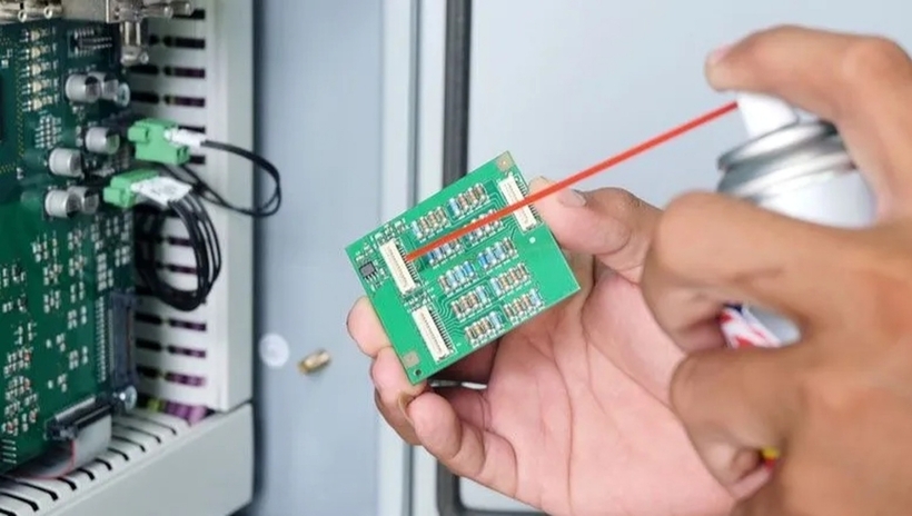 Bệnh nhân cho biết đã thường xuyên hít ngửi chất tẩy rửa máy tính trong hơn 3 năm. Ảnh minh họa: Shutterstock