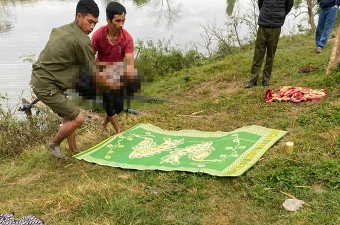Thi thể em Đinh Văn L. được tìm thấy vào chiều muộn 26/1. Ảnh: Báo Người lao động.