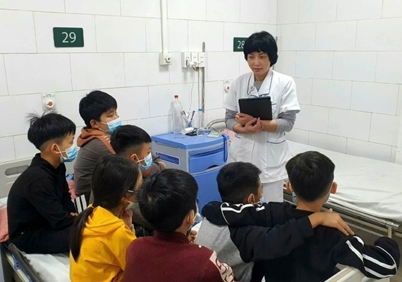 Bác sĩ dặn dò kỹ lưỡng bệnh nhi trước khi ra viện. Ảnh: Báo Tiền phong.