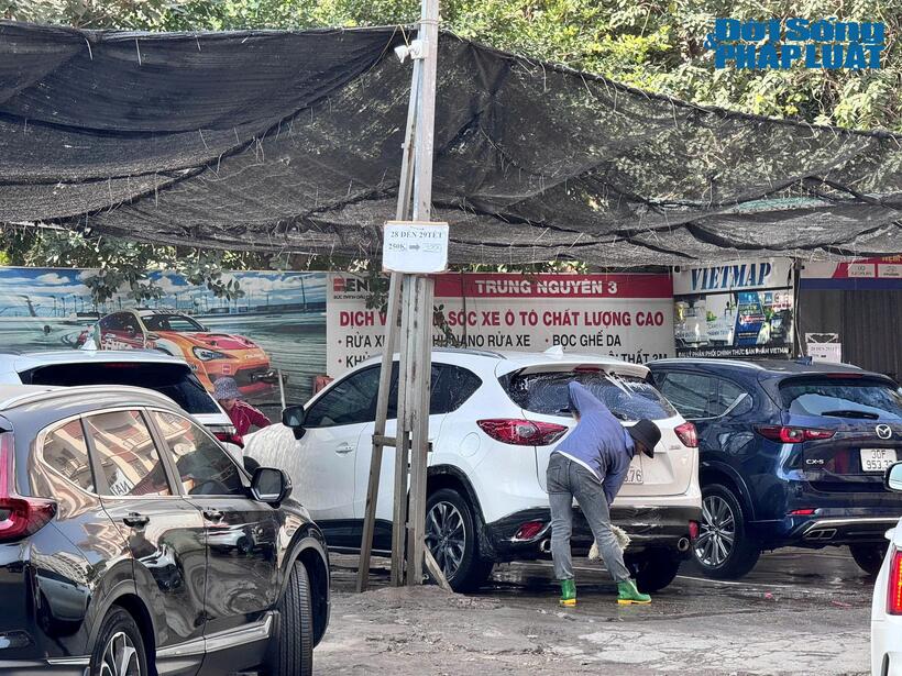 Càng gần đến Tết, nhiều người dân tranh thủ thời gian dọn dẹp, “tân trang” lại phương tiện di chuyển để chuẩn bị sang năm mới. Theo ghi nhận của PV tại một cửa hàng rửa xe gần công viên Cầu Giấy (quận Cầu Giấy, Hà Nội), mức giá rửa xe ô tô đã tăng khoảng 3 đến 5 lần ngày thường, rơi vào khoảng 250 nghìn đồng – 300 nghìn đồng mỗi xe.