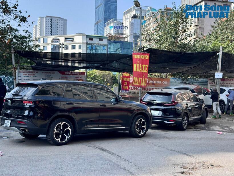 Phần lớn các cửa hàng trên địa bàn TP Hà Nội đều tăng giá dịch vụ rửa xe nhưng vẫn trong tình trạng quá tải, khách hàng phải xếp hàng chờ tới lượt.