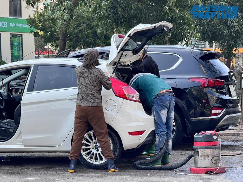 Những ngày cận Tết, nhân viên và thậm chí cả chủ của các tiệm rửa xe đều làm việc không ngơi tay từ sáng đến tối muộn.