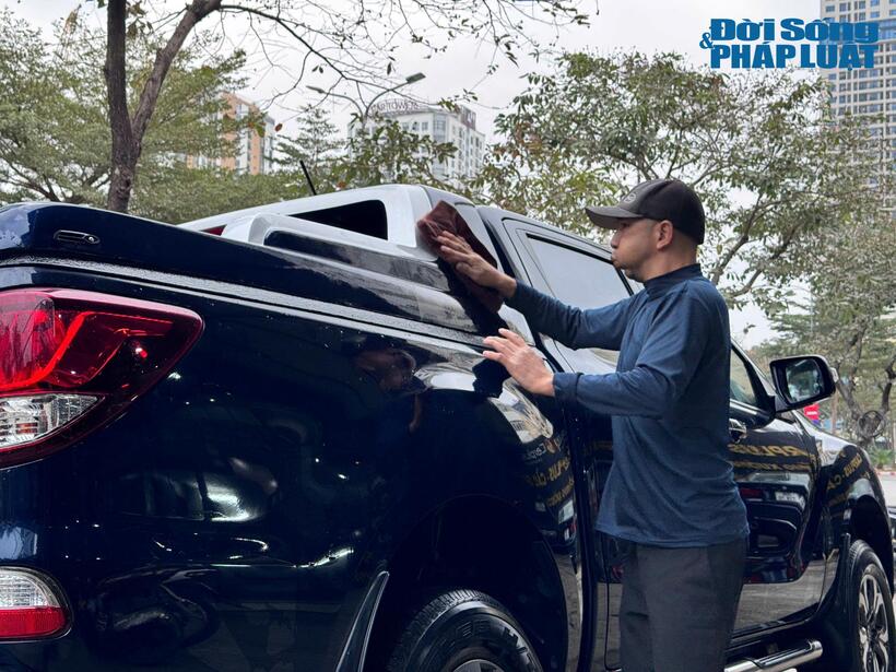 Trong khi đó, tại Trung tâm chăm sóc xe trên phố Yên Hoà (quận Cầu Giấy, Hà Nội), dù đã bố trí hàng chục nhân viên làm việc liên tục từ 6h - 20h nhưng lượng xe vẫn dồn ứ.